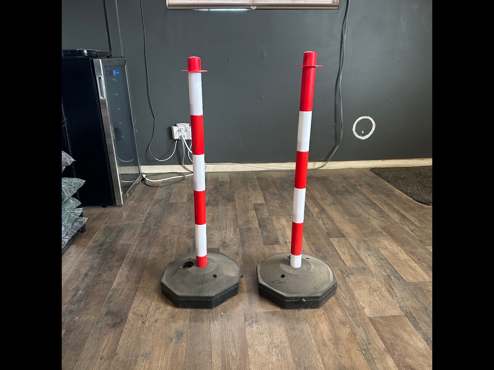 12 PACK TRAFFIC POST CONES INCLUDE FILLABLE BASE, 5FT CHAIN. RED AND WHITE CONES