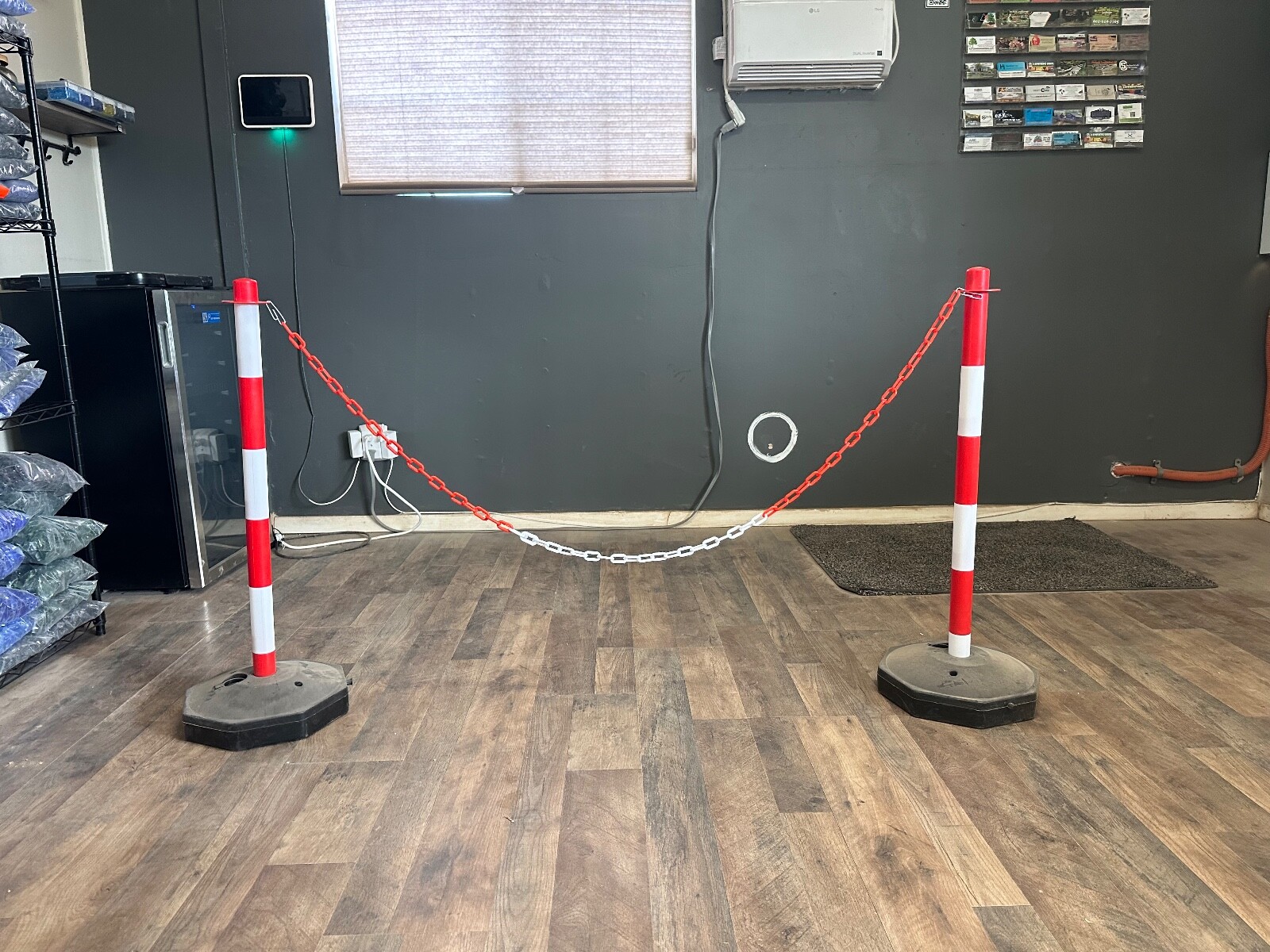12 PACK TRAFFIC POST CONES INCLUDE FILLABLE BASE, 5FT CHAIN. RED AND WHITE CONES