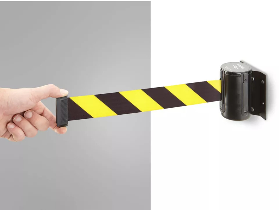 Crowd Control with Retractable Belt – Wall Mount, Black/Yellow, 7 1⁄2′ with Case