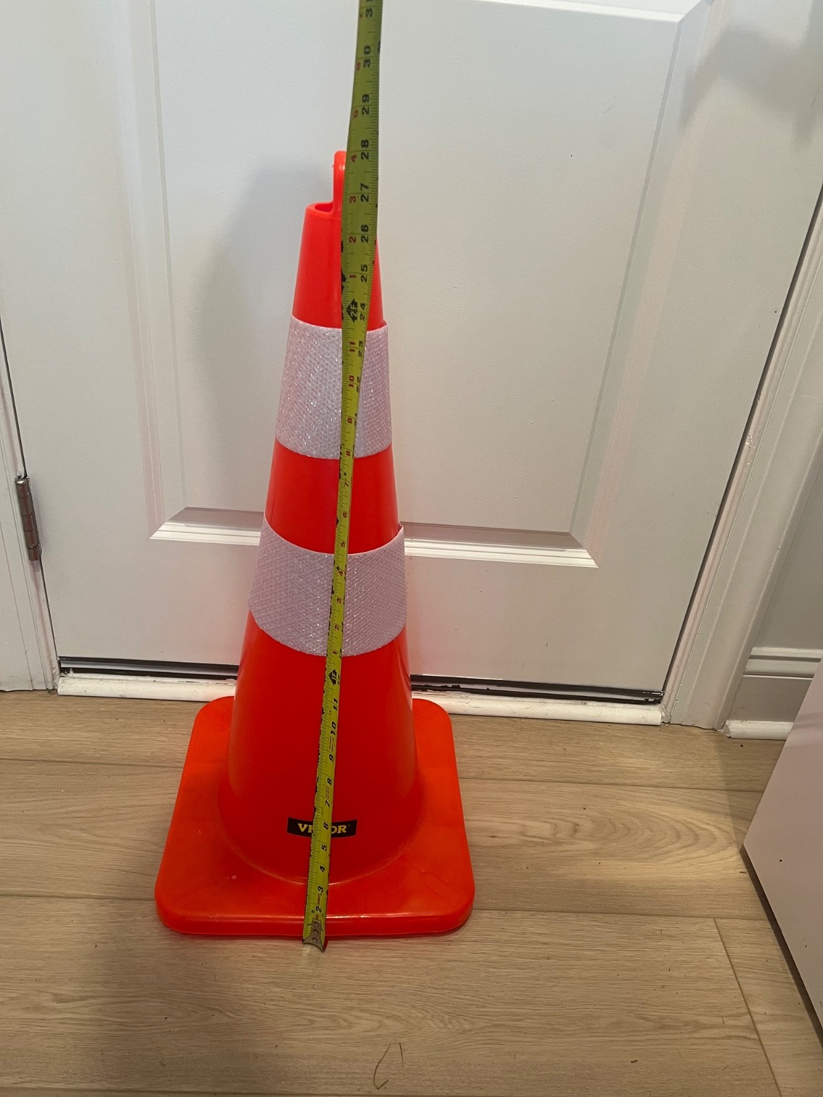 VEVOR Safety/Traffic Cones, 4 x 28″ PVC Orange, 2 Reflective Collars