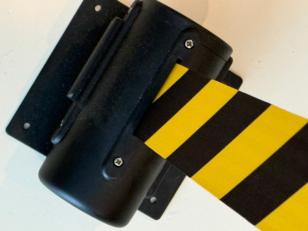 CCW MWM100 Wall Mount Retractable Belt Barrier 16 Ft Black Yellow Craftforce NEW