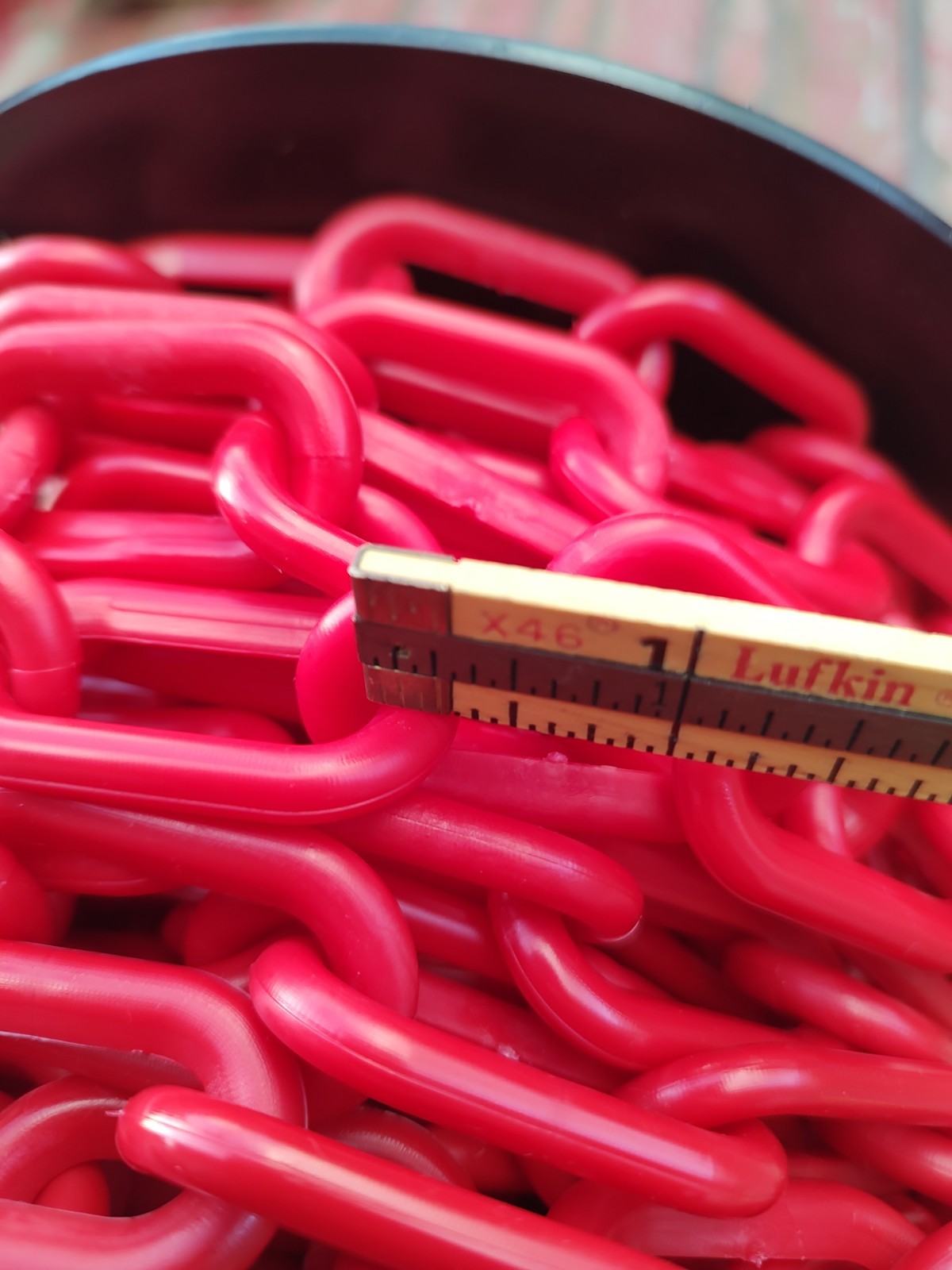 10 Feet Red Plastic 2 Inch Outer Most Diameter Chain Link Safety Barrier Chain
