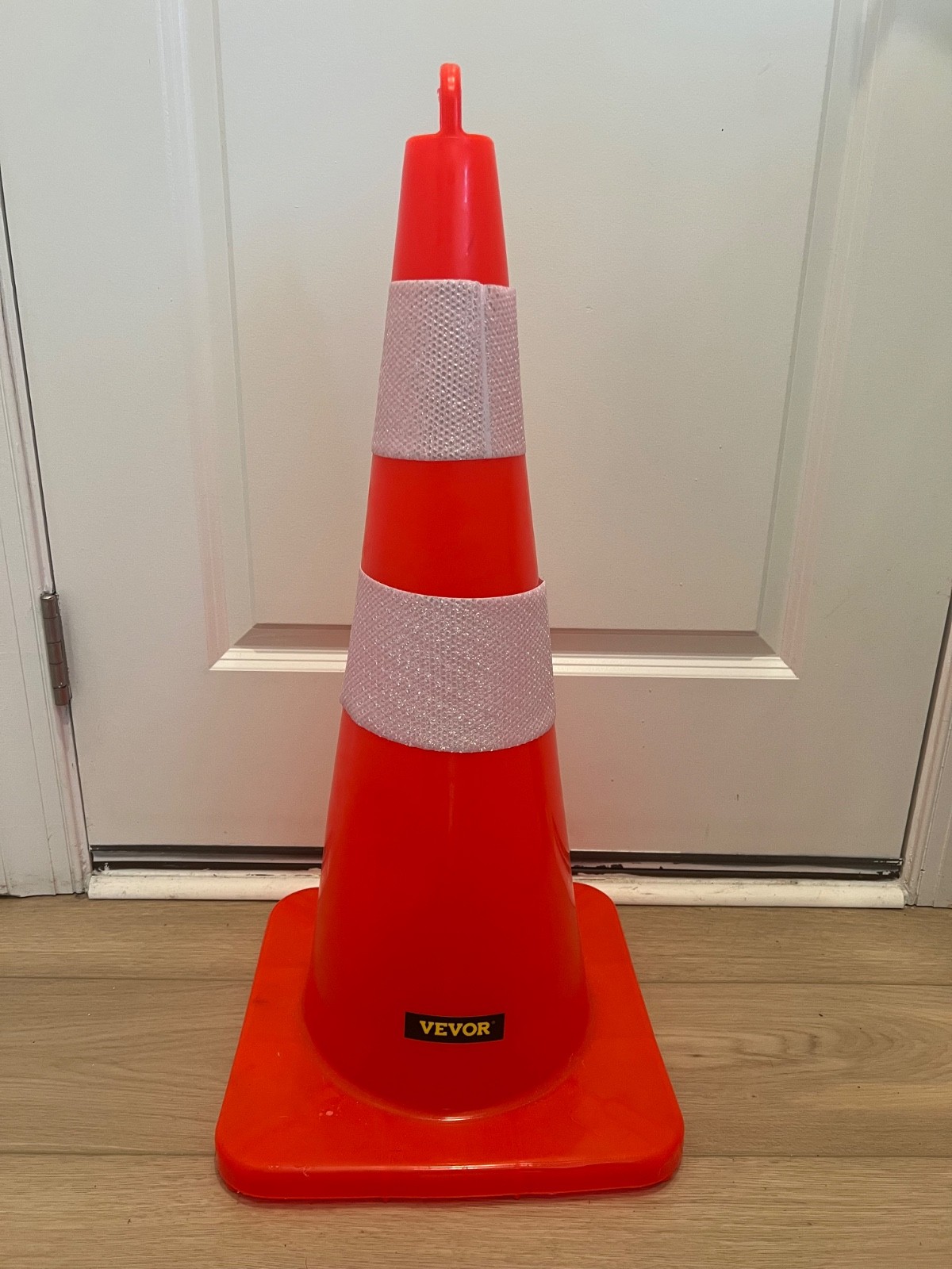 VEVOR Safety/Traffic Cones, 4 x 28″ PVC Orange, 2 Reflective Collars